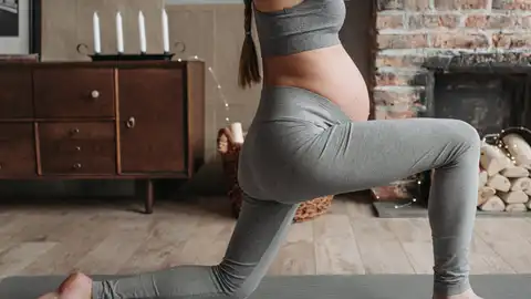 Embarazada realizando actividad física Embarazada realizando actividad física