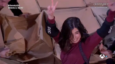 ¡Reto extremo! Unas cajas de cartón actúan como colchón de una increíble caída ¡Reto extremo! Unas cajas de cartón actúan como colchón de una increíble caída