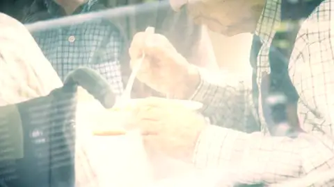 El hombre que disparó en una residencia de Aranjuez vuelve a la carga: "Recibe a las trabajadoras desnudo" El hombre que disparó en una residencia de Aranjuez vuelve a la carga: "Recibe a las trabajadoras desnudo"