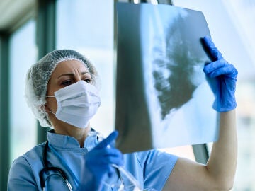 Una doctora revisando una radiografía de pulmones