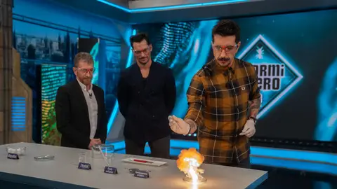¿Puede llegar a ser peligroso el algodón? ¡Marron lo pone a prueba en un explosivo experimento! ¿Puede llegar a ser peligroso el algodón? ¡Marron lo pone a prueba en un explosivo experimento!