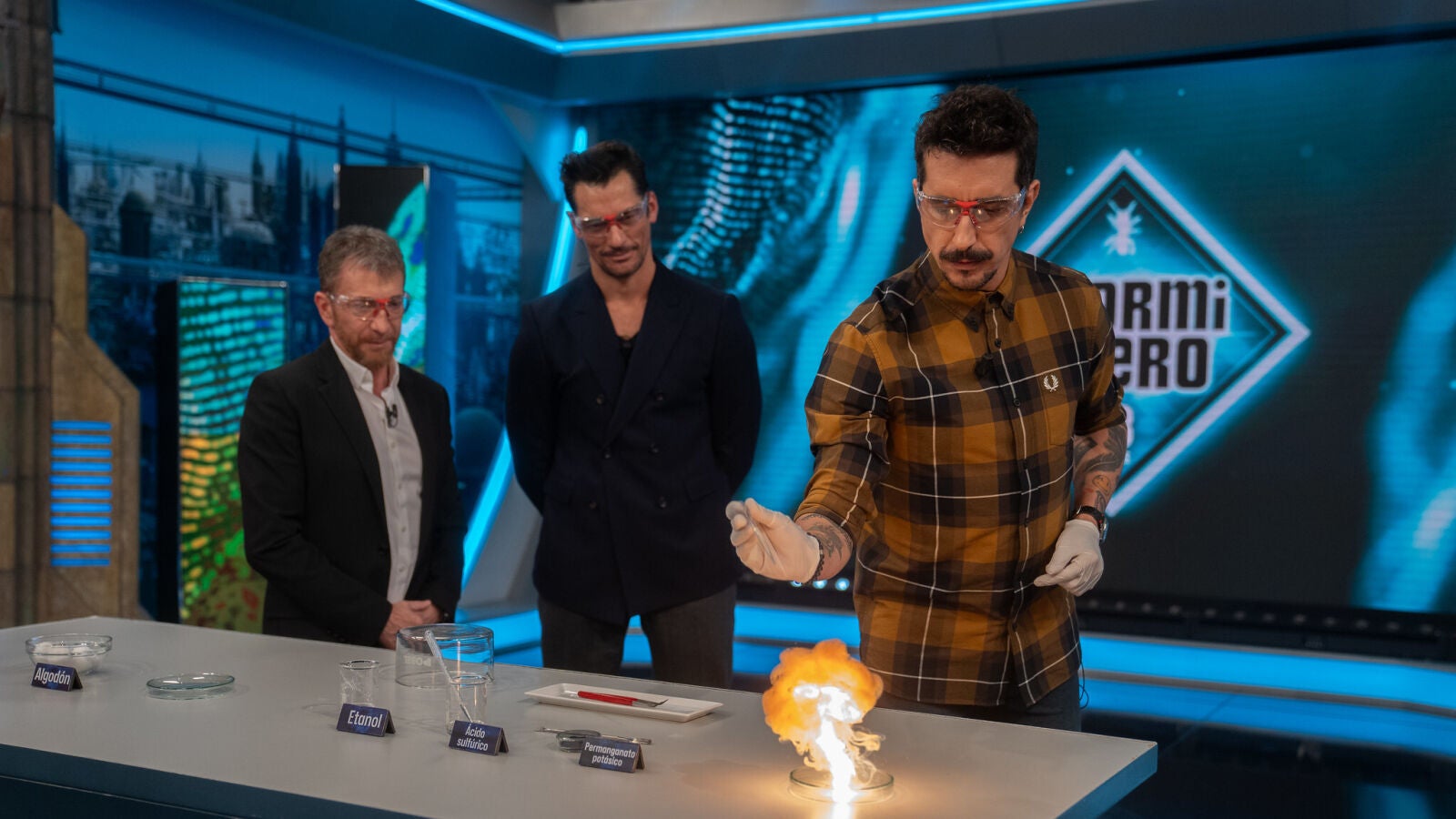 ¿Puede llegar a ser peligroso el algodón? ¡Marron lo pone a prueba en un explosivo experimento!