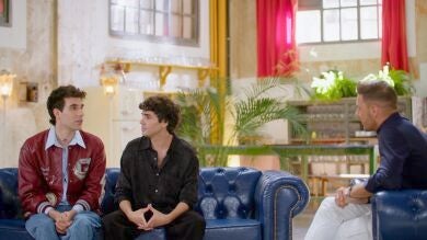 Así se enfrentan Javier Ambrossi y Javier Calvo a las críticas: “Van con el carné de salir en la tele”