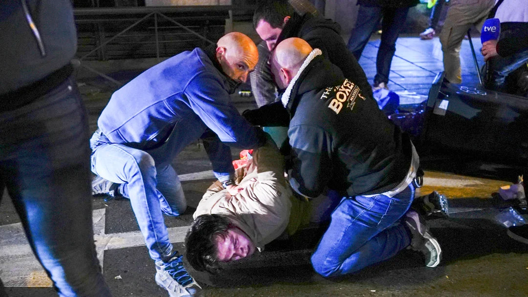 Varios policías detienen a un hombre Varios policías detienen a un hombre