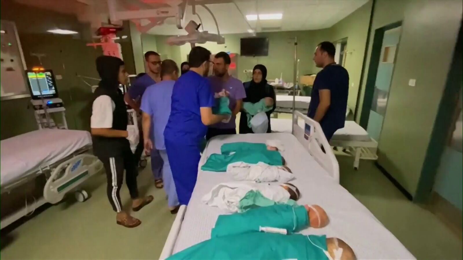 VÍDEO: Evacúan a varios bebés prematuros en un hospital Gaza después de que las incubadoras dejen de funcionar