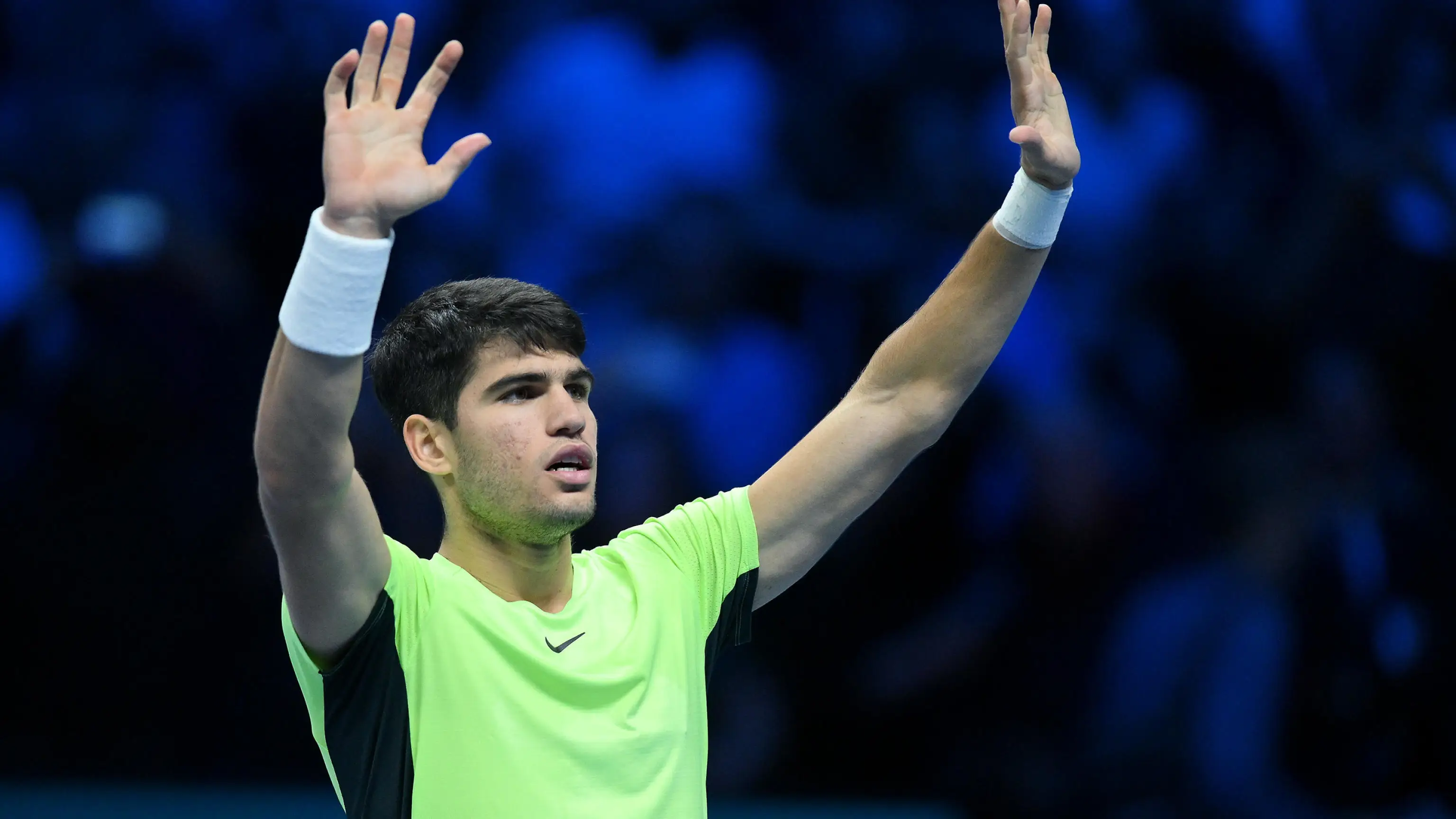 Carlos Alcaraz saluda al p&uacute;blico tras ganar a Rublev en las ATP Finals 