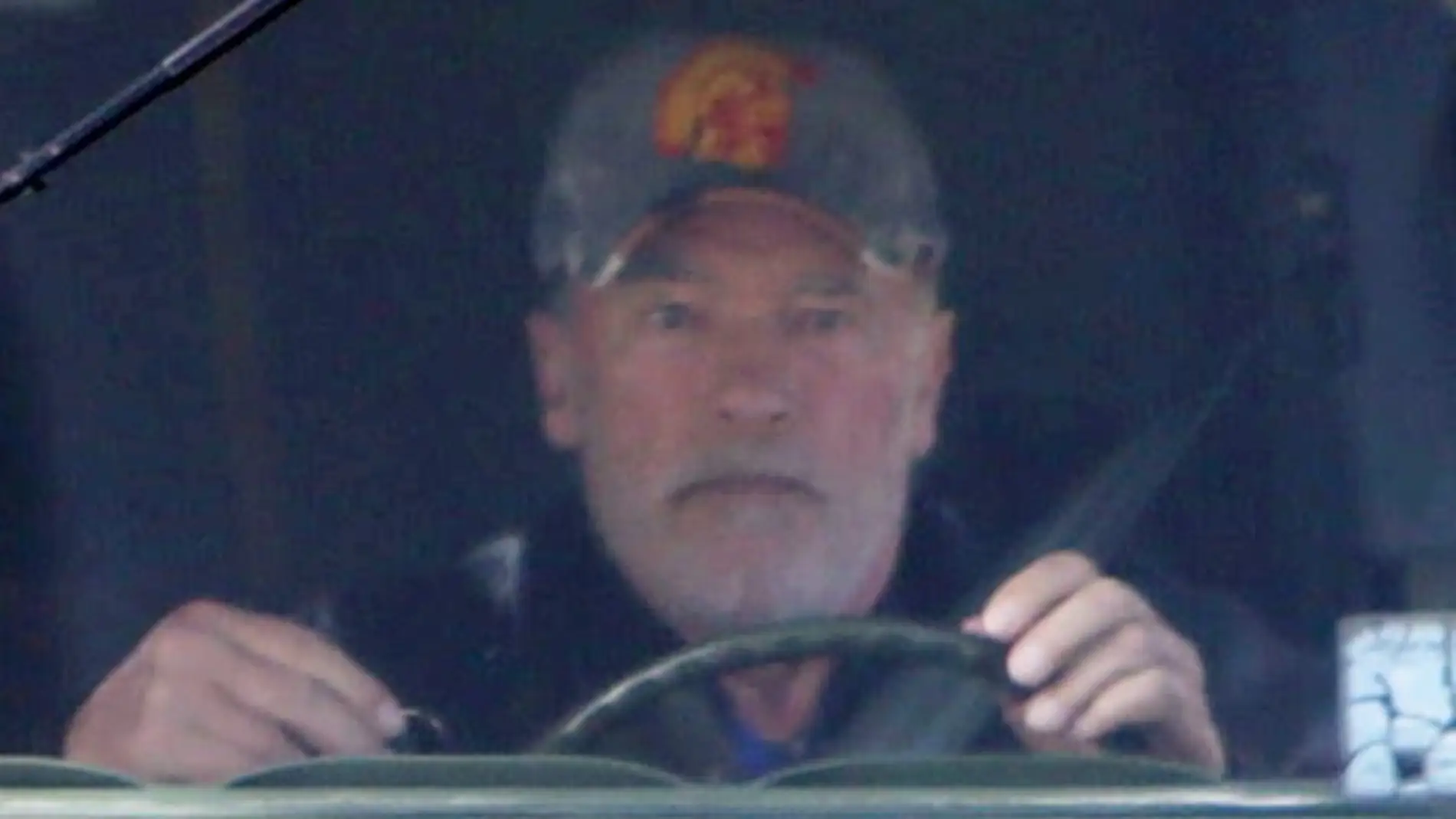 Arnold Schwarzenegger conduciendo