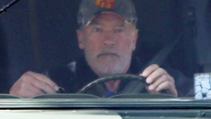 Arnold Schwarzenegger conduciendo