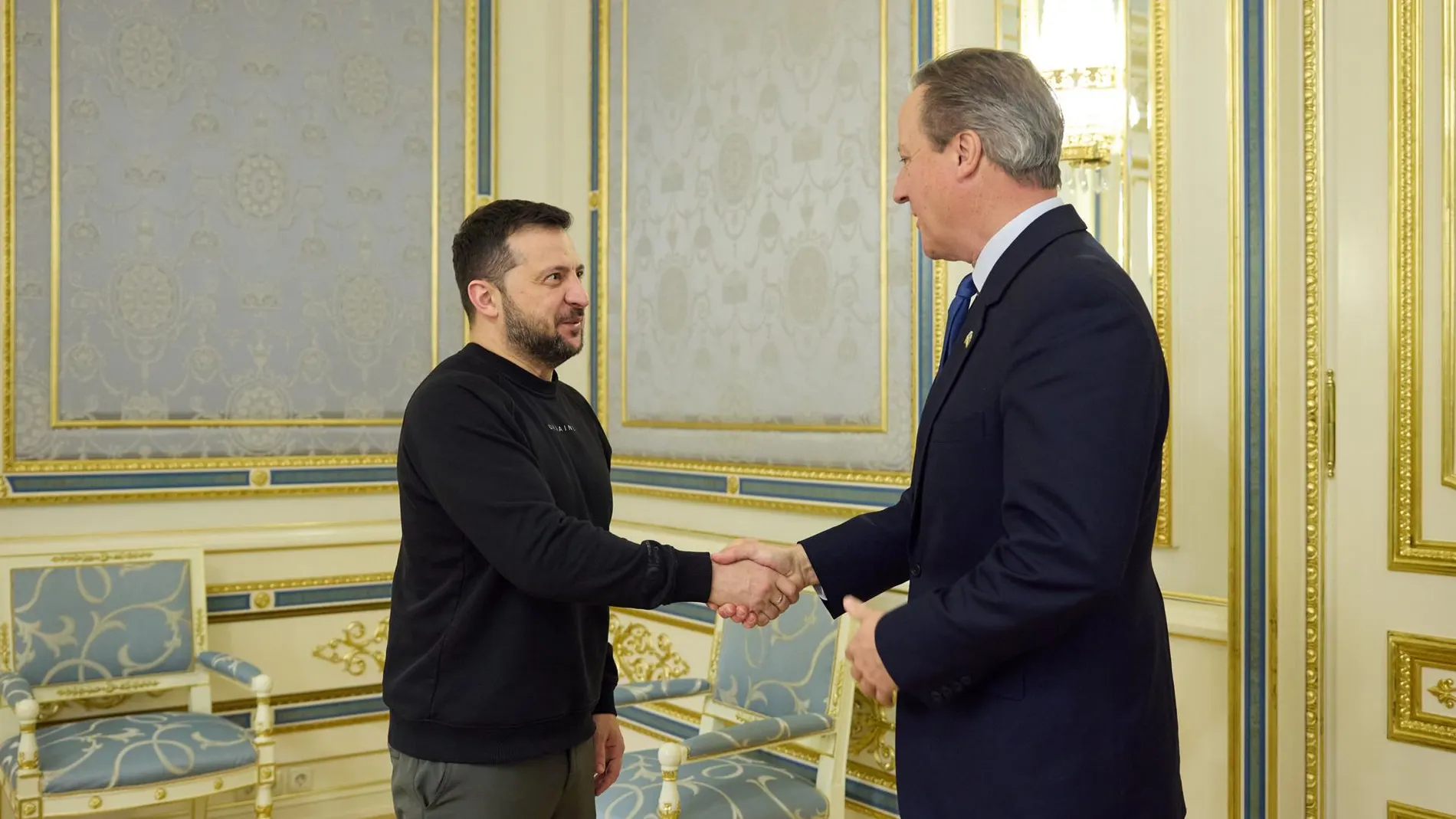 Saludo entre Volodimir Zelenski y David Cameron este jueves en Kiev.