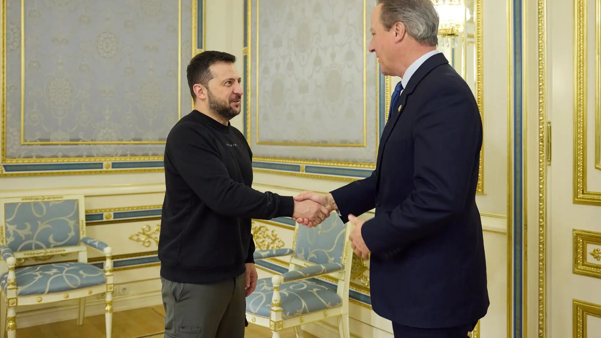 Saludo entre Volodimir Zelenski y David Cameron este jueves en Kiev.