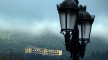 El Centro Asturiano de Oviedo bajo una intensa capa de niebla