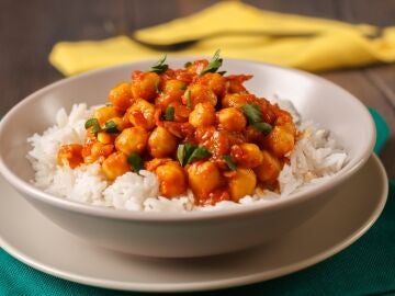 Curry de garbanzos y verduras cremoso con arroz 