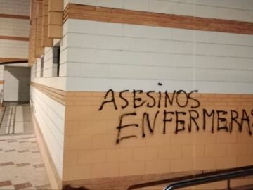 Pintan "Enfermeras asesinas" en la fachada de un centro de salud de Málaga