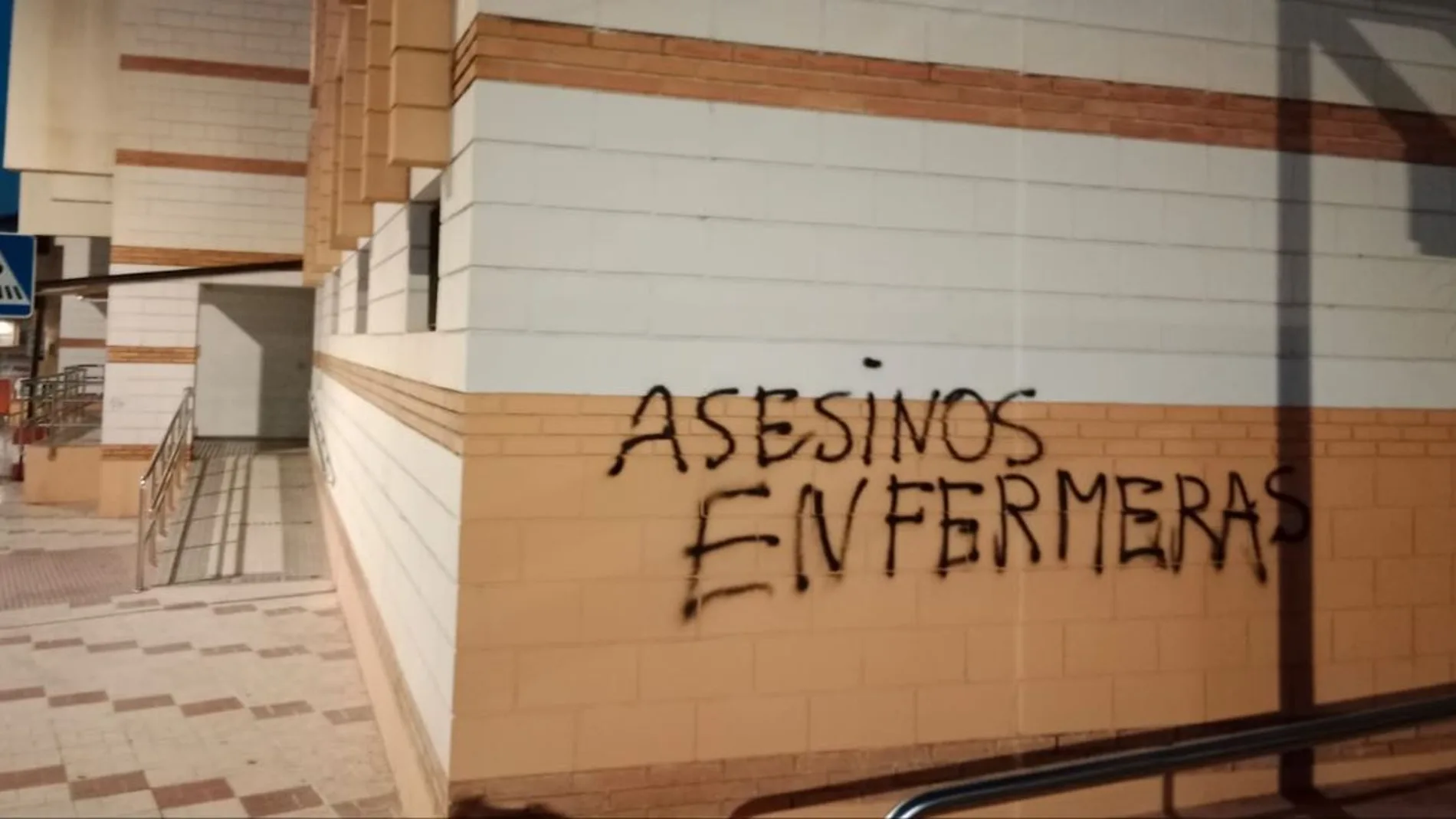 Pintan &quot;Enfermeras asesinas&quot; en la fachada de un centro de salud de Málaga