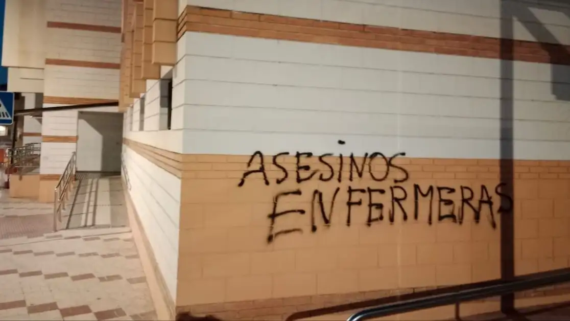 Pintan "Enfermeras asesinas" en la fachada de un centro de salud de Málaga Pintan "Enfermeras asesinas" en la fachada de un centro de salud de Málaga