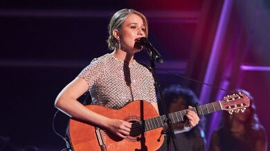 Luna acaricia el alma cantando Pienso en mí, el bolero más especial