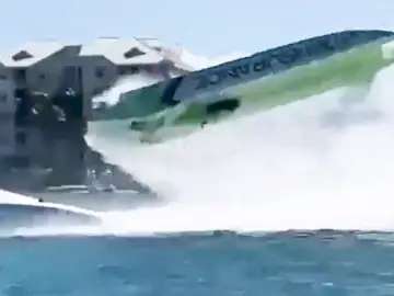 Momento en el que una lancha vuelva en el Class 1, en Florida Momento en el que una lancha vuelva en el Class 1, en Florida