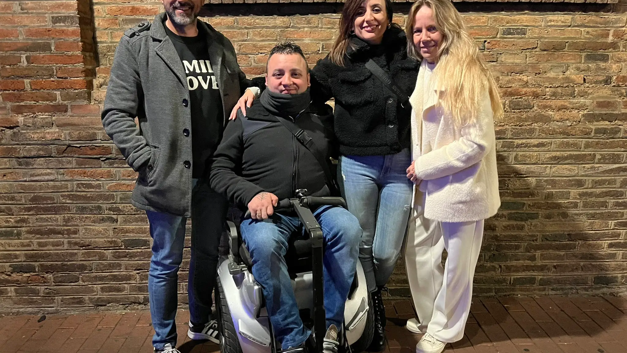Imagen del agedido con otras personas de Vox Tarrasa
