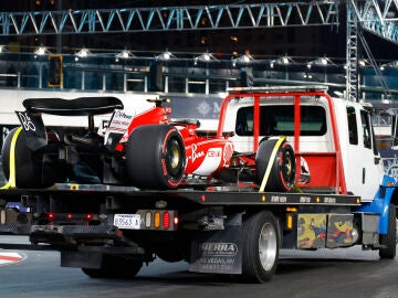 La grúa se lleva el Ferrari de Sainz en los Libres 1 del GP de Las Vegas