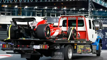 La grúa se lleva el Ferrari de Sainz en los Libres 1 del GP de Las Vegas