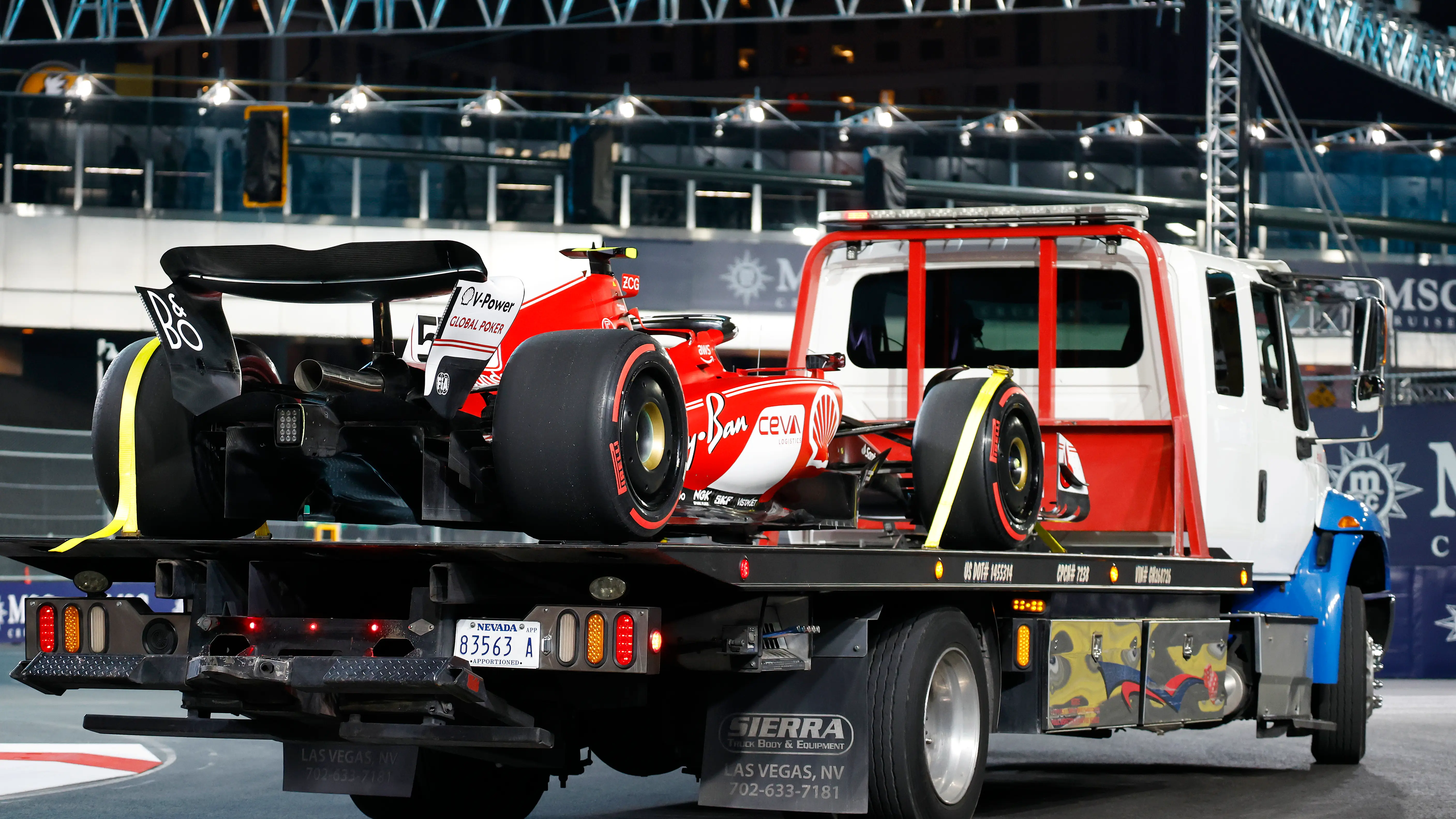 La grúa se lleva el Ferrari de Sainz en los Libres 1 del GP de Las Vegas La grúa se lleva el Ferrari de Sainz en los Libres 1 del GP de Las Vegas