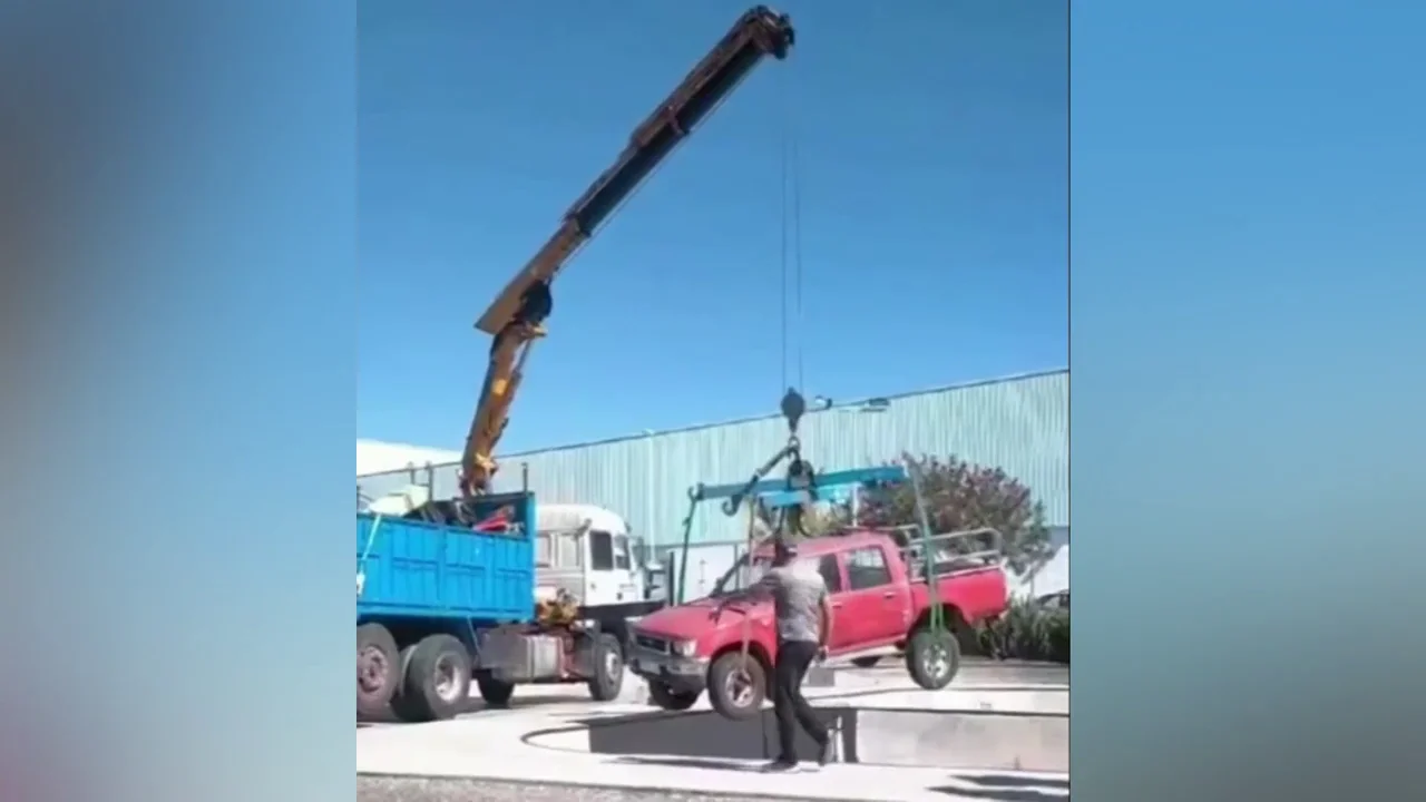Roban un coche, lo destrozan y lo publican en directo en redes sociales Roban un coche, lo destrozan y lo publican en directo en redes sociales