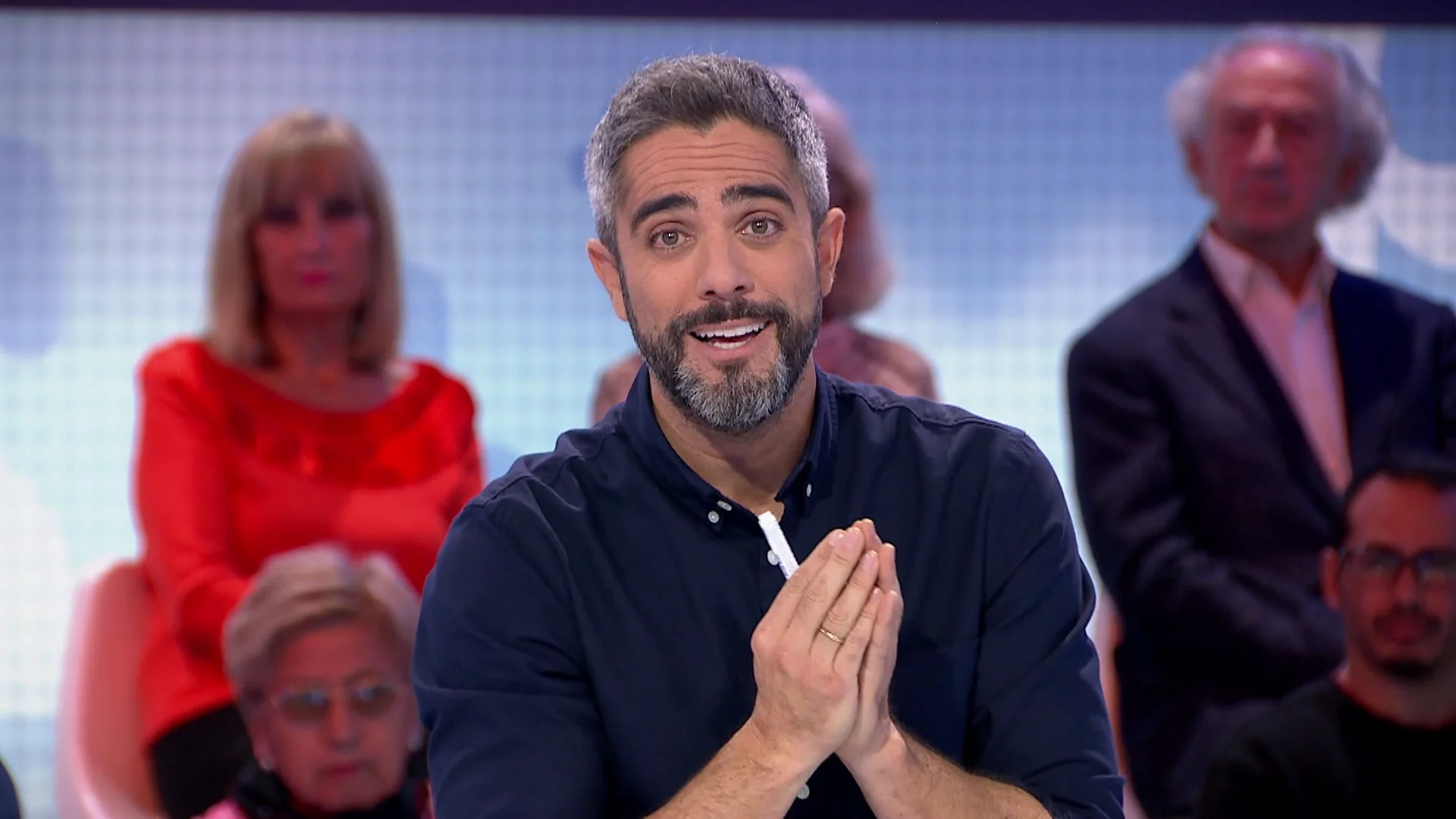 "Vamos a hablar de besar": La curiosidad con la que Roberto Leal conquista a los invitados Roberto Leal, presentador de El desafío