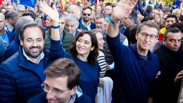 Alberto N&uacute;&ntilde;ez Feij&oacute;o, Isabel D&iacute;az Ayuso y Jos&eacute; Luis Mart&iacute;nez-Almeida en Cibeles