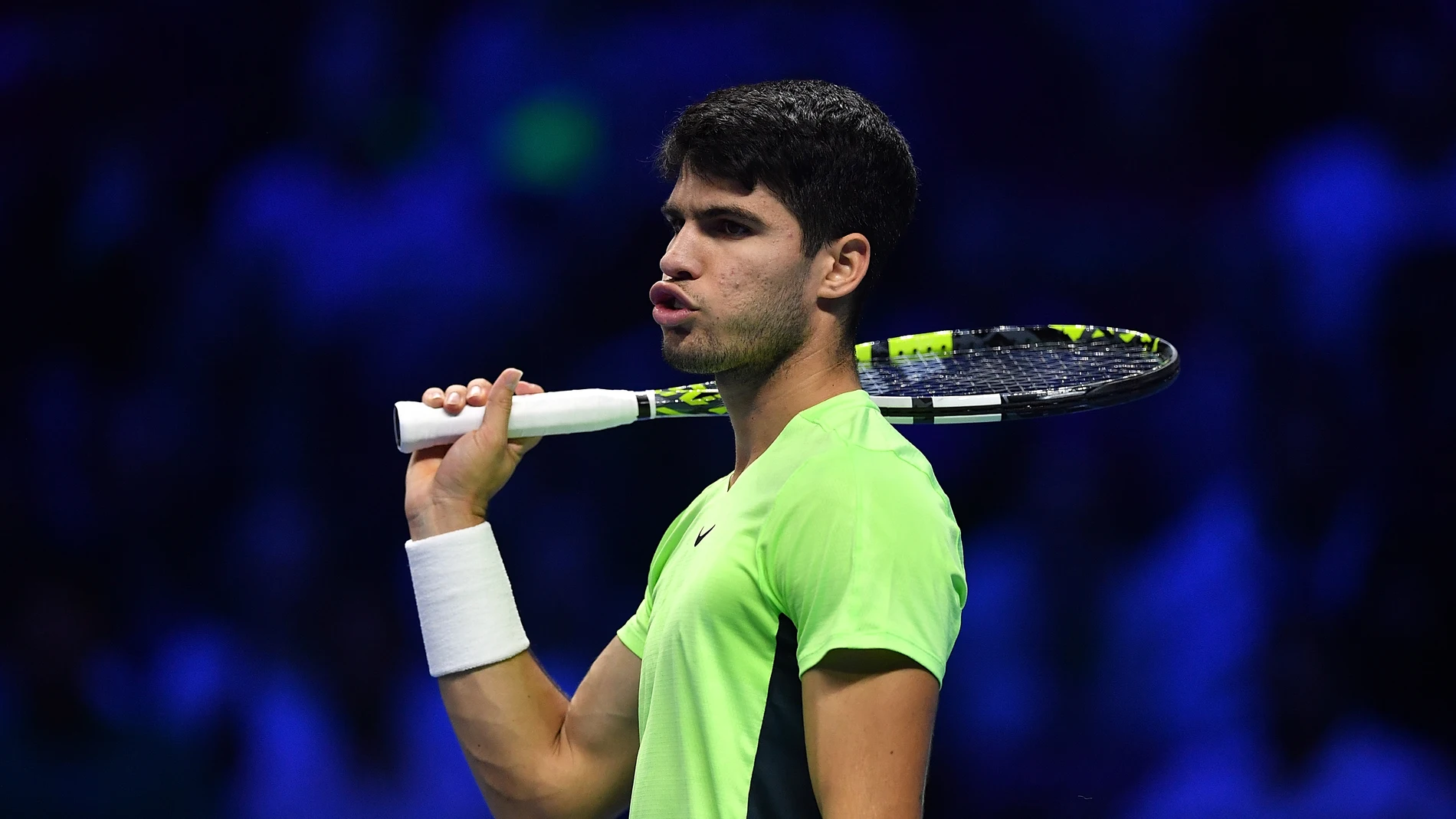 Alcaraz se desespera tras un error ante Novak Djokovic