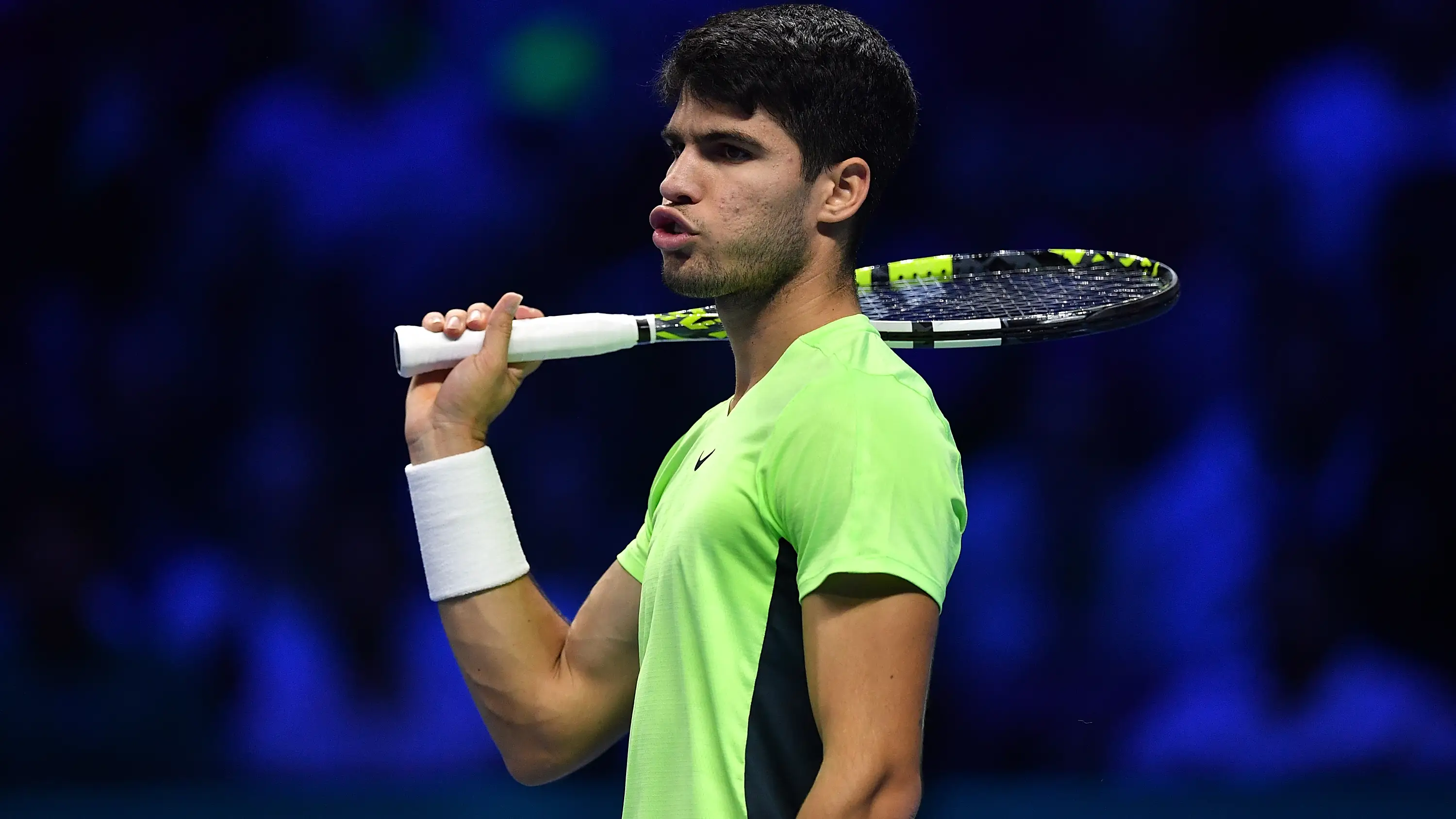Alcaraz se desespera tras un error ante Novak Djokovic