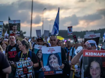 Familiares y amigos de los rehenes israelíes retenidos por el movimiento islamista palestino Hamás participan en una marcha hacia Jerusalén para pedir su liberación. Familiares y amigos de los rehenes israelíes retenidos por el movimiento islamista palestino Hamás participan en una marcha hacia Jerusalén para pedir su liberación.