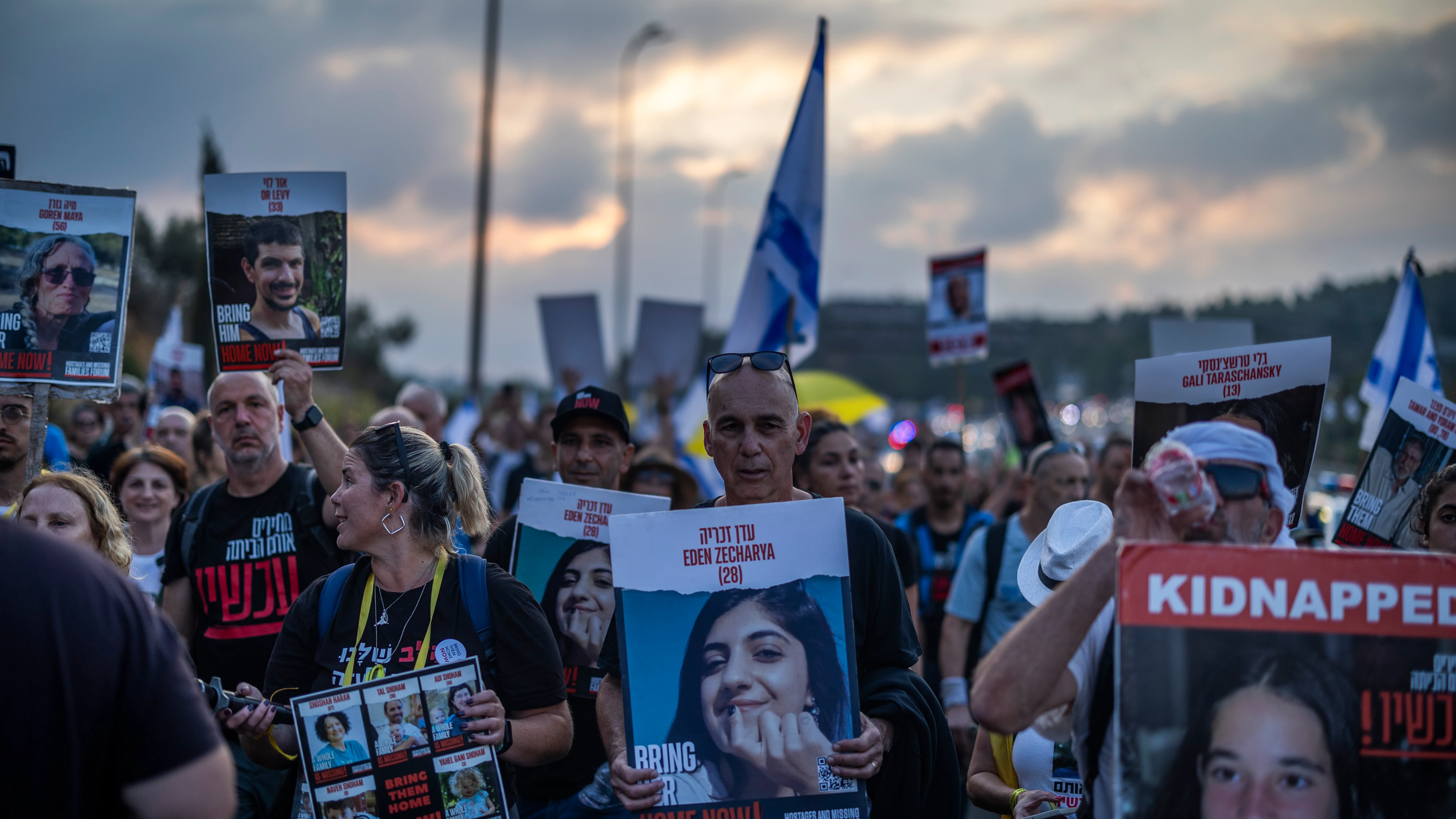 Familiares y amigos de los rehenes israelíes retenidos por el movimiento islamista palestino Hamás participan en una marcha hacia Jerusalén para pedir su liberación. Familiares y amigos de los rehenes israelíes retenidos por el movimiento islamista palestino Hamás participan en una marcha hacia Jerusalén para pedir su liberación.