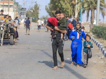 Familias palestinas huyen de la ciudad de Gaza y otras partes del norte de Gaza hacia las zonas del sur en medio de los continuos combates entre Israel y el grupo palestino Hamás.