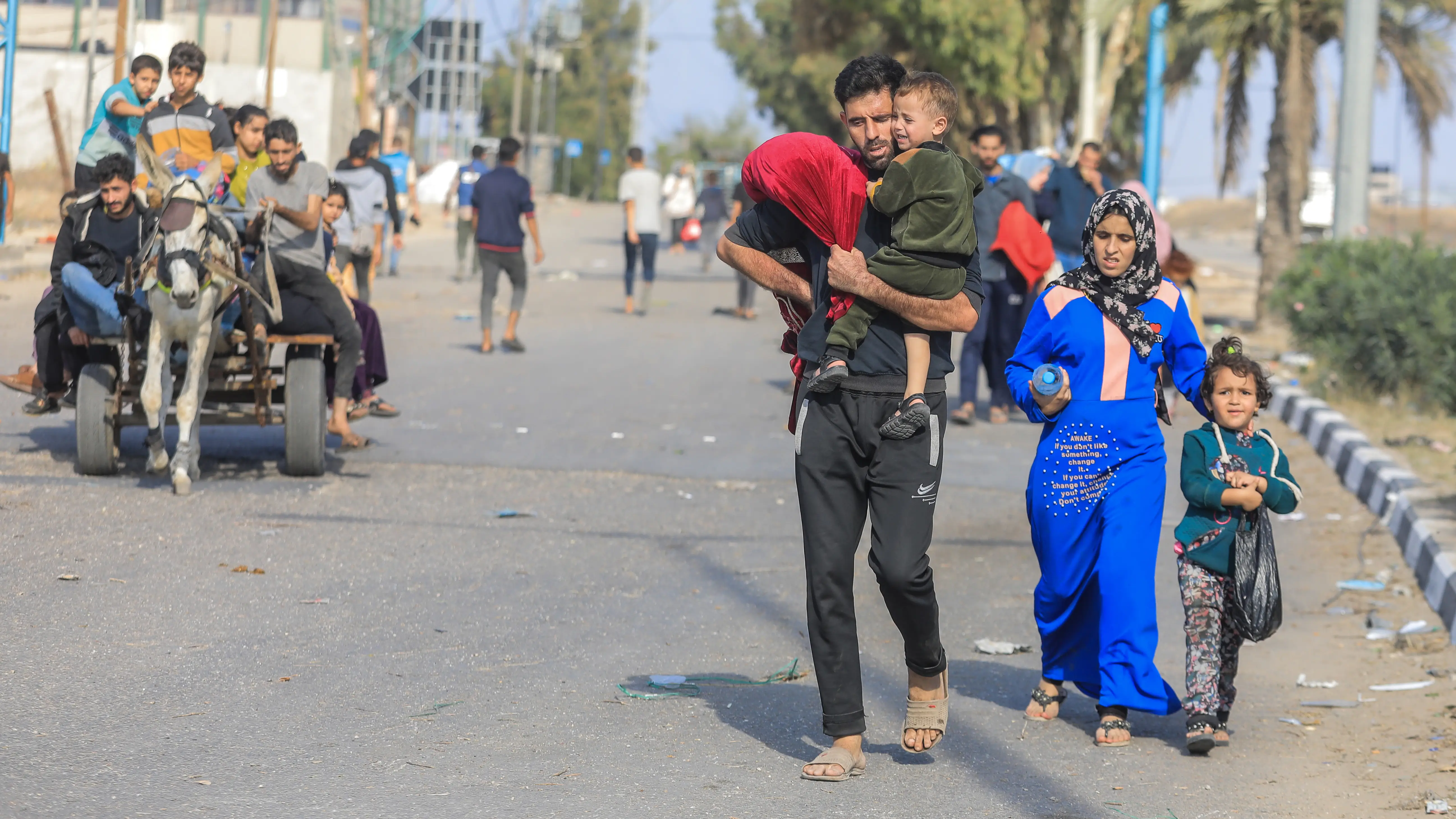 Familias palestinas huyen de la ciudad de Gaza y otras partes del norte de Gaza hacia las zonas del sur en medio de los continuos combates entre Israel y el grupo palestino Hamás. Familias palestinas huyen de la ciudad de Gaza y otras partes del norte de Gaza hacia las zonas del sur en medio de los continuos combates entre Israel y el grupo palestino Hamás.