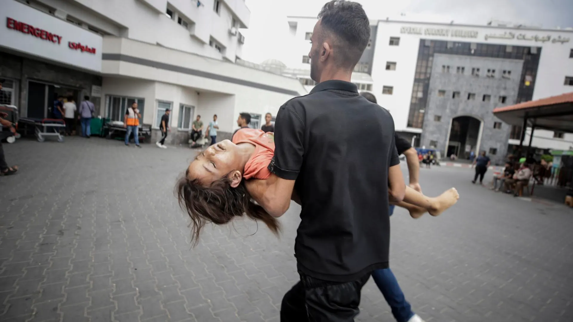 Foto de archivo de un hombre que carga a un herido en el hospital Al Shifa de la ciudad de Gaza