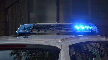 Luces encendidas de un coche de polic&iacute;a 