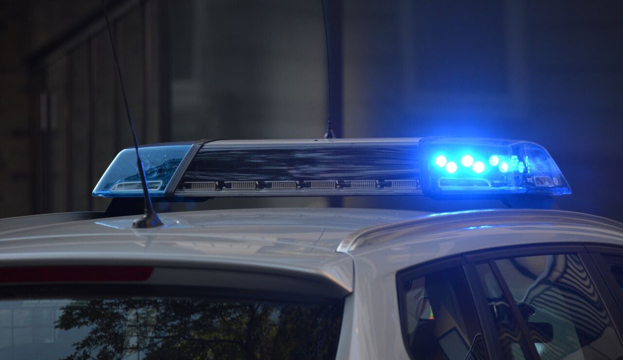 Luces encendidas de un coche de polic&iacute;a 