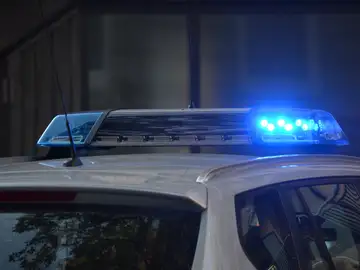 Luces encendidas de un coche de policía Luces encendidas de un coche de policía