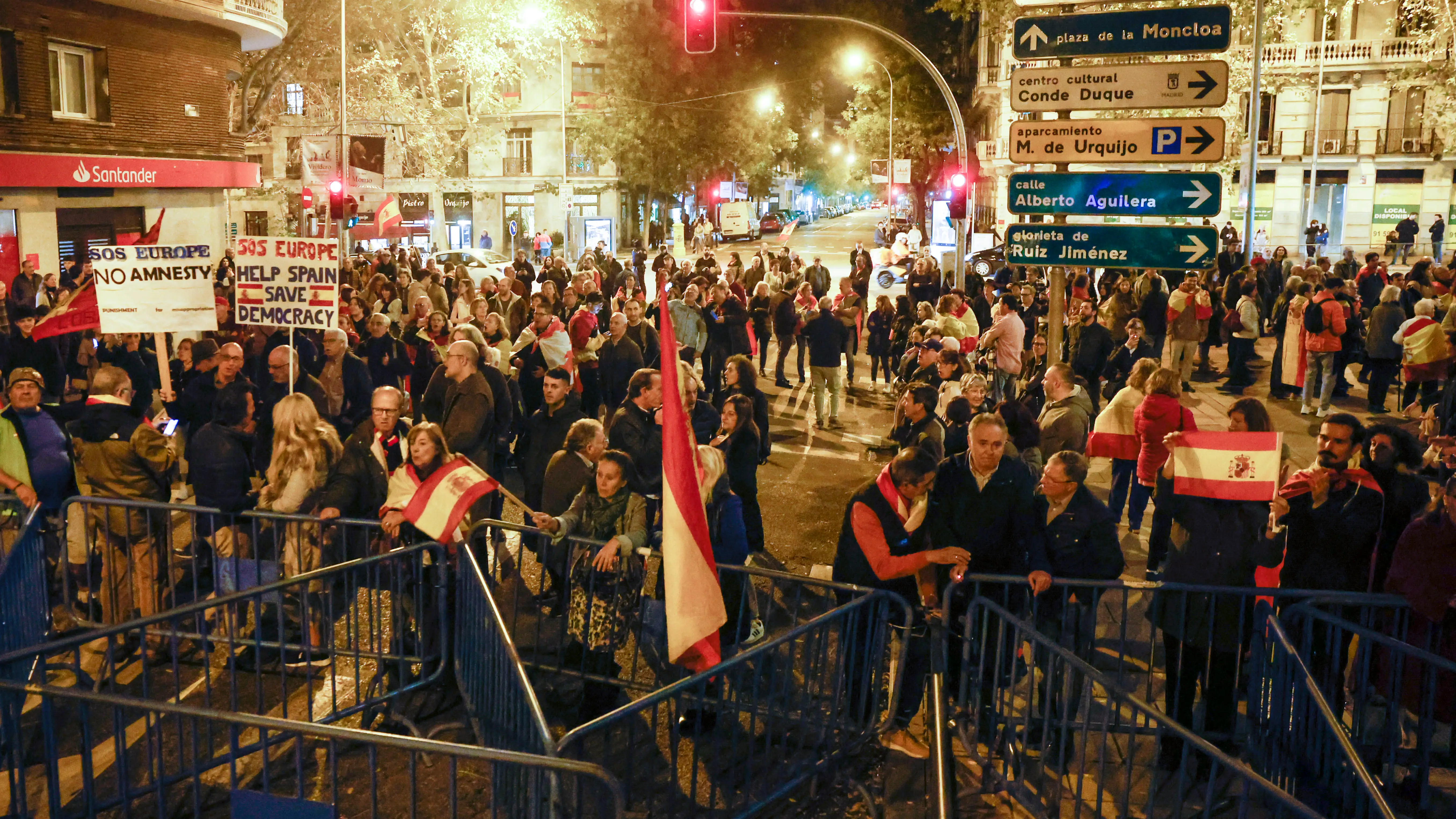 Cientos de personas se han concentrado en Ferraz para protestar contra los pactos del PSOE con los independentistas y la ley de amnist&iacute;a. Sobre las 19:30 horas han llegado los primeros manifestantes. Los manifestantes portan banderas de Espa&ntilde;a y pancartas en contra de la amnist&iacute;a y de Pedro S&aacute;nchez.