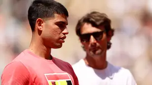 Juan Carlos Ferrero y Carlos Alcaraz en un entrenamiento en Roland Garros 2023