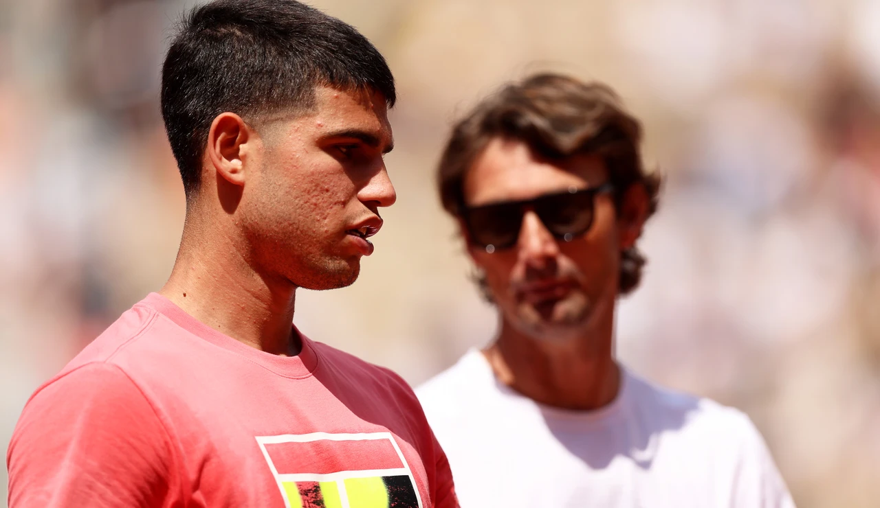 Juan Carlos Ferrero y Carlos Alcaraz en un entrenamiento en Roland Garros 2023