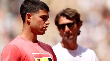 Juan Carlos Ferrero y Carlos Alcaraz en un entrenamiento en Roland Garros 2023 