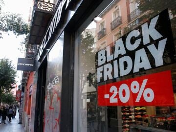 Imagen de archivo de una tienda en Madrid que anuncia las rebajas por el Black Friday