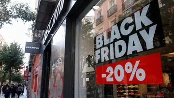 Imagen de archivo de una tienda en Madrid que anuncia las rebajas por el Black Friday