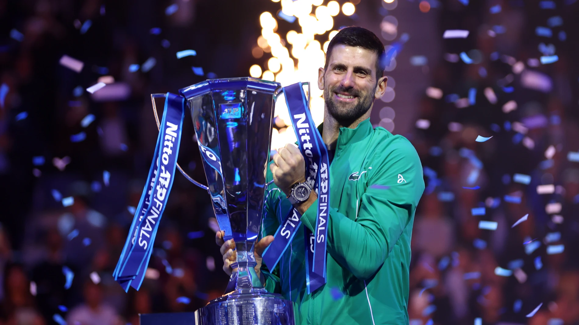 Djokovic posa con el trofeo de campeón de las Nitto ATP Finals