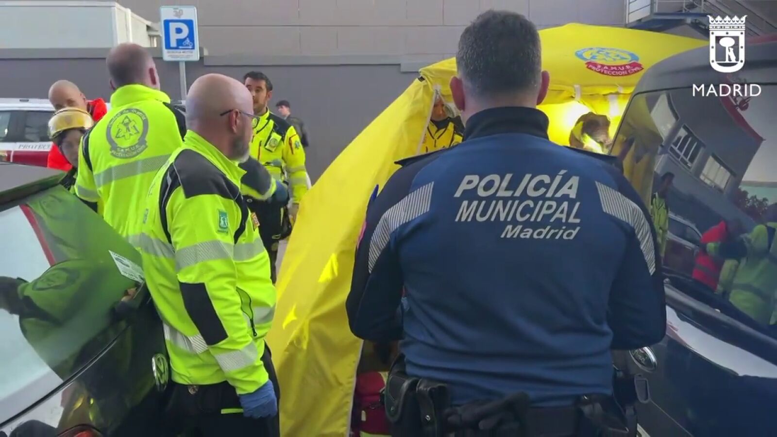 Tres mujeres heridas tras saltar por la ventana durante el incendio de un edificio en Madrid