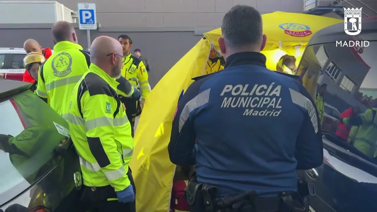 Un incendio deja heridas a 3 mujeres al saltar de su edificio en Madrid Un incendio deja heridas a 3 mujeres al saltar de su edificio en Madrid