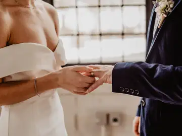 Pareja casándose Pareja casándose