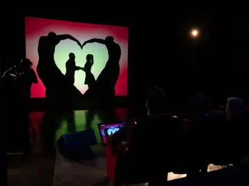 El espectáculo de sombras para Laura Pausini El espectáculo de sombras para Laura Pausini