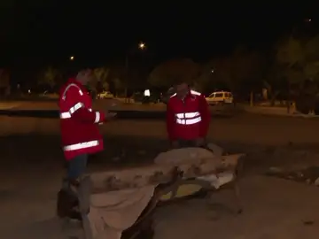Sanitarios atendiendo a un sintecho en Elche Sanitarios atendiendo a un sintecho en Elche
